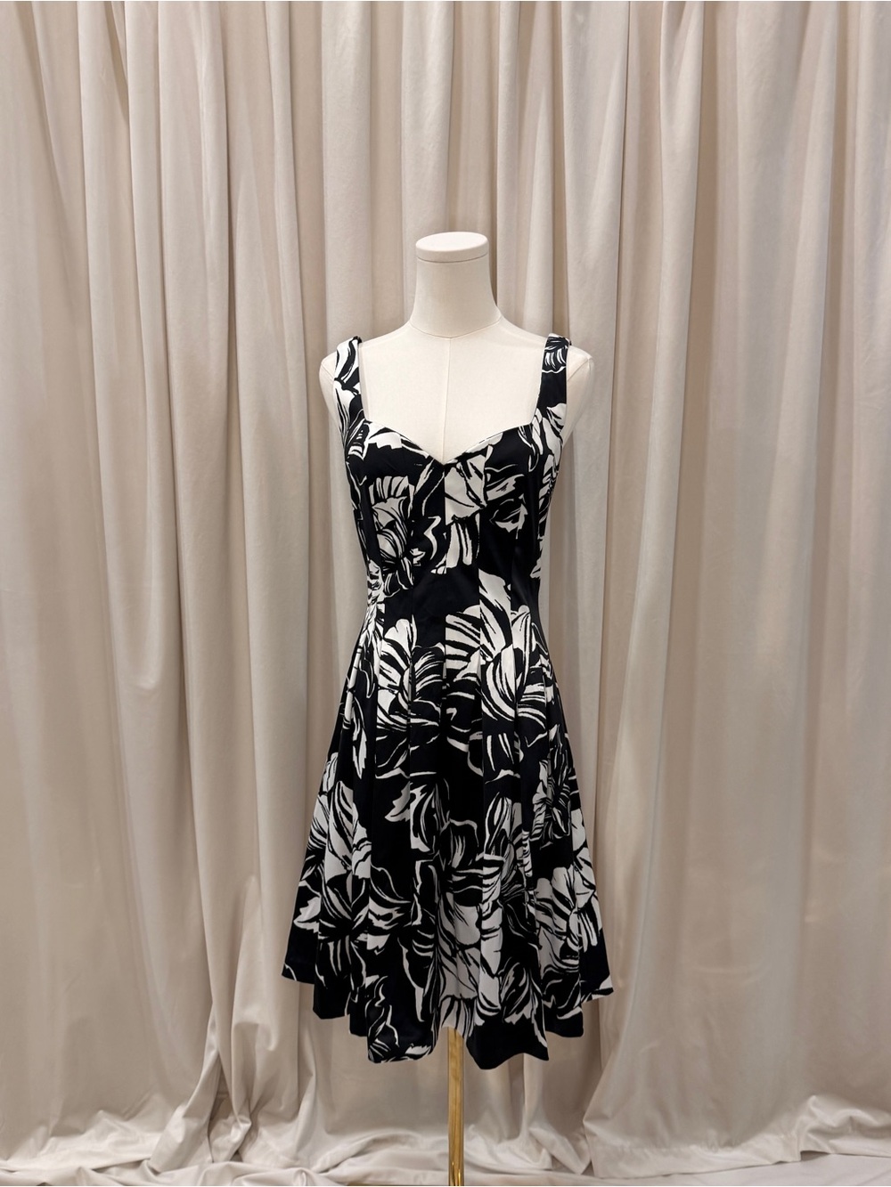 White House Black Market Floral Fit & Flare Dress NWT Size 2
